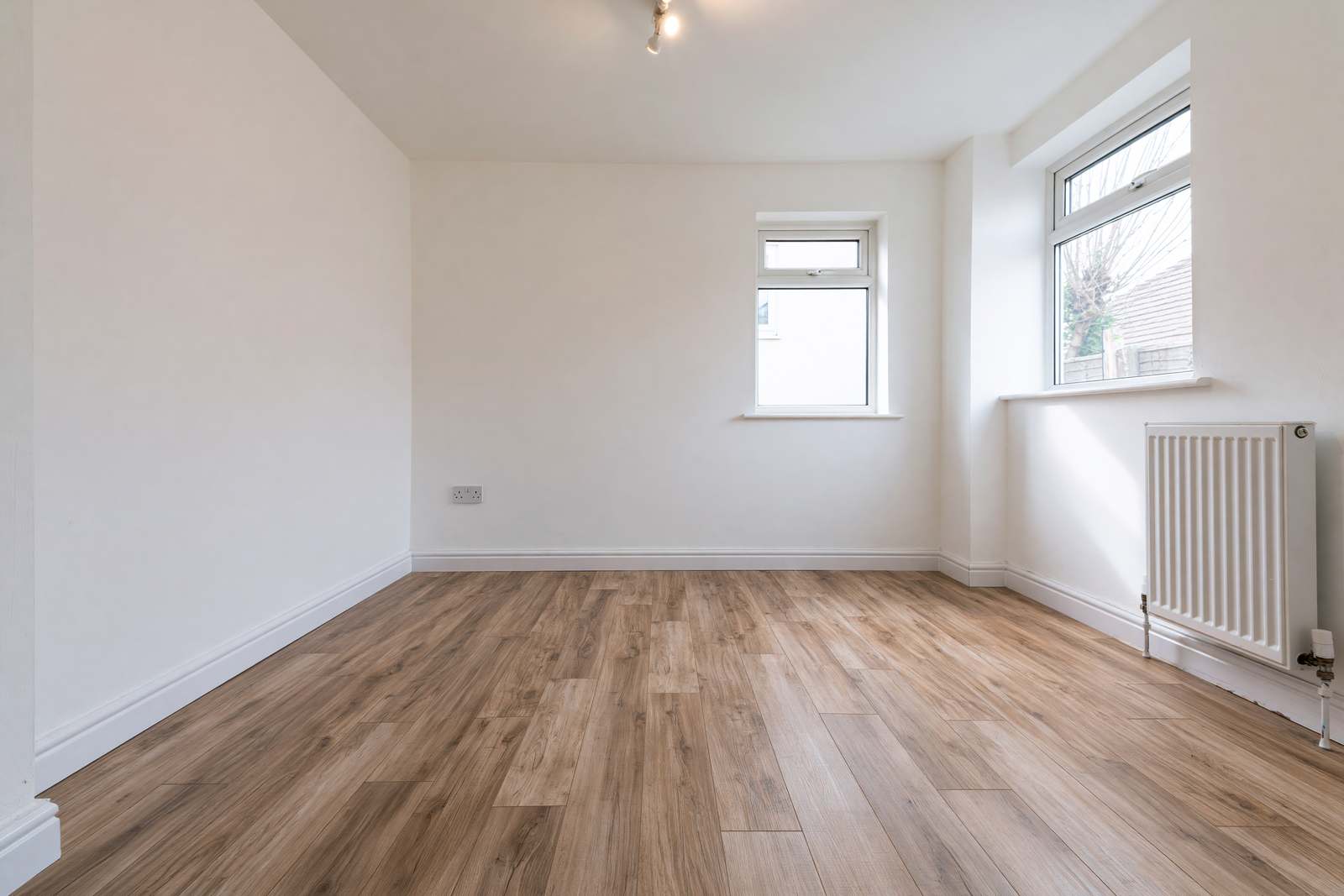 Durable wood-effect flooring in an empty rental room, ready between tenancies
